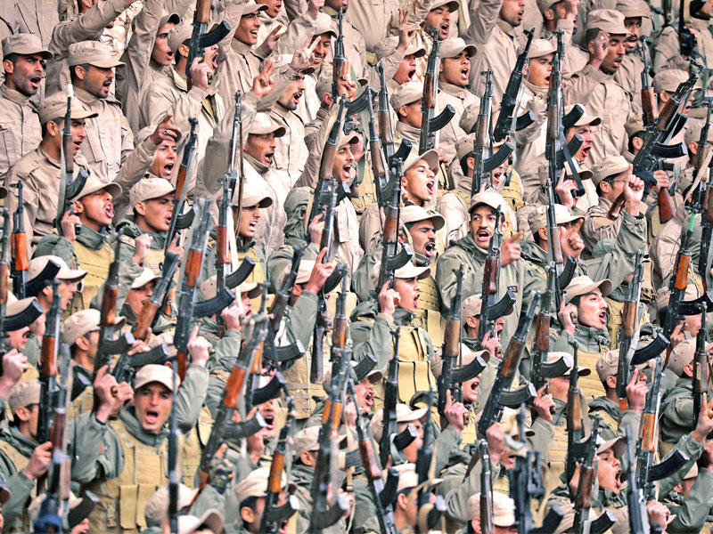 مقاتلون من «قسد» خلال عرض عسكري في الحسكة شمال شرق سورية أمس الأول (رويترز)