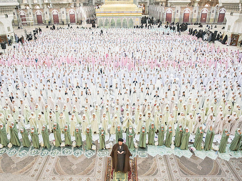 حفيد خميني حسن خميني خلال مراسم تكليف شرعي لآلاف الفتيات أمس (ارنا)