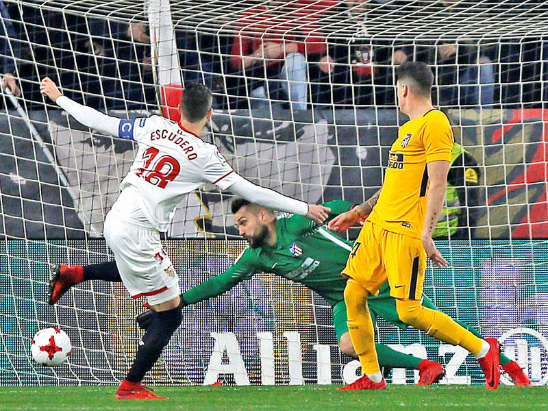 اسكوديرو نجم إشبيلية يحرز الهدف الأول في مرمى أتلتيكو مدريد