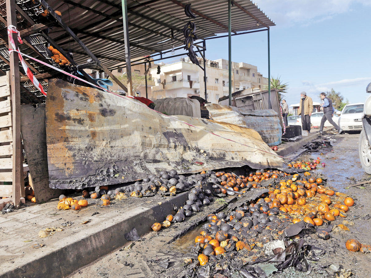 موقع أحد التفجيرين في بنغازي كما بدا أمس (رويترز)