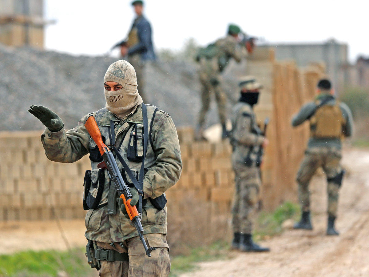 نقطة تفتيش لفصائل المعارضة بأعزاز أمس (رويترز)n