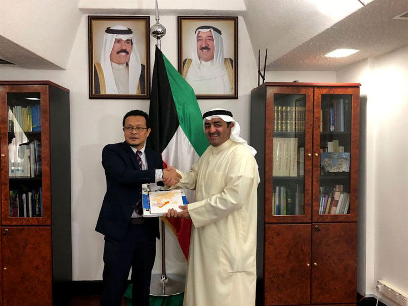 سفير دولة الكويت لدى ماليزيا سعد العسعوسي مع وكيل وزارة التعليم العالي الماليزي عمران عبدالله