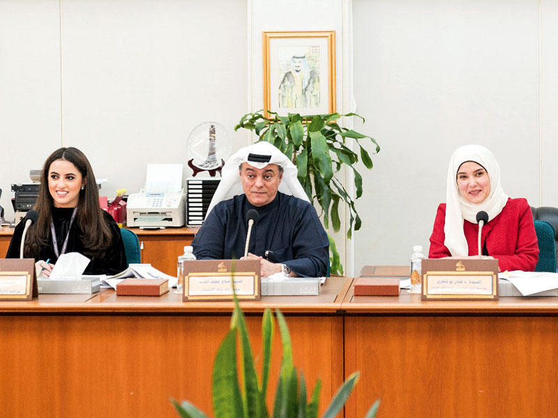 بوشهري والمضف في اجتماع اللجنة أمس