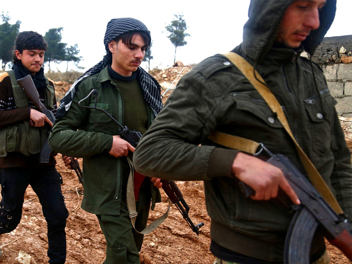 مقاتلون مدعومون من أنقرة في منطقة بارسيا هيل المطلة على مدينة أعزاز أمس الأول  (أ ف ب)