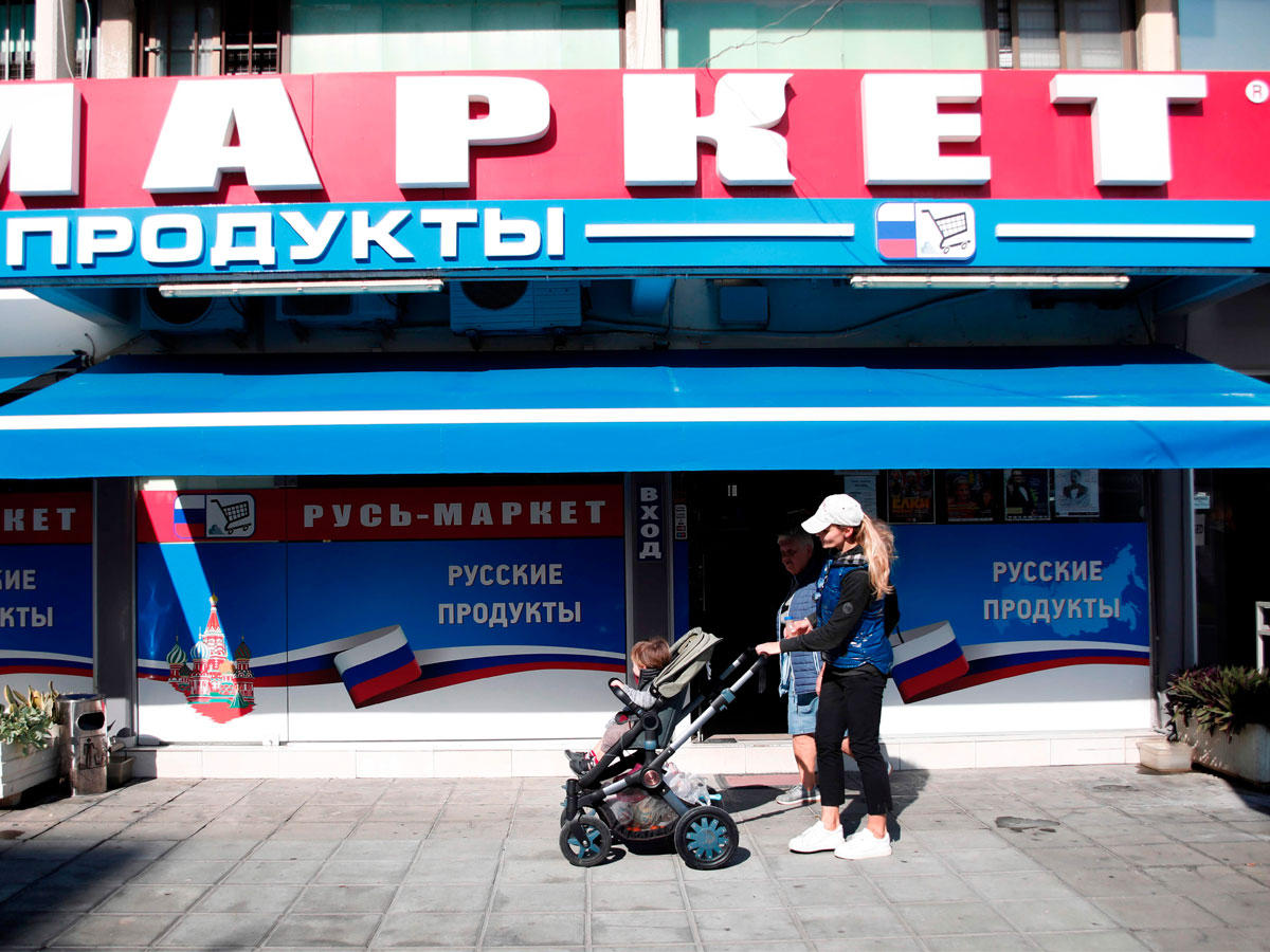 روسية تمر أمام متجر روسي في ليماسول قبل أيام  (أ ف ب)