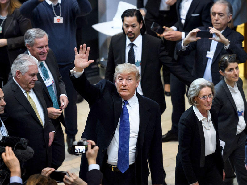 ترامب يحيي الصحافيين لدى وصوله إلى منتدى دافوس أمس (ا ف ب)