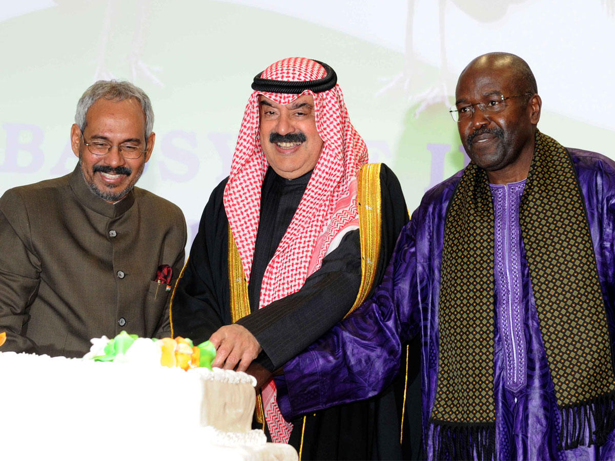 الجارالله والسفير إمباكي والسفير الهندي يقطعون قالب الحلوى بالمناسبة