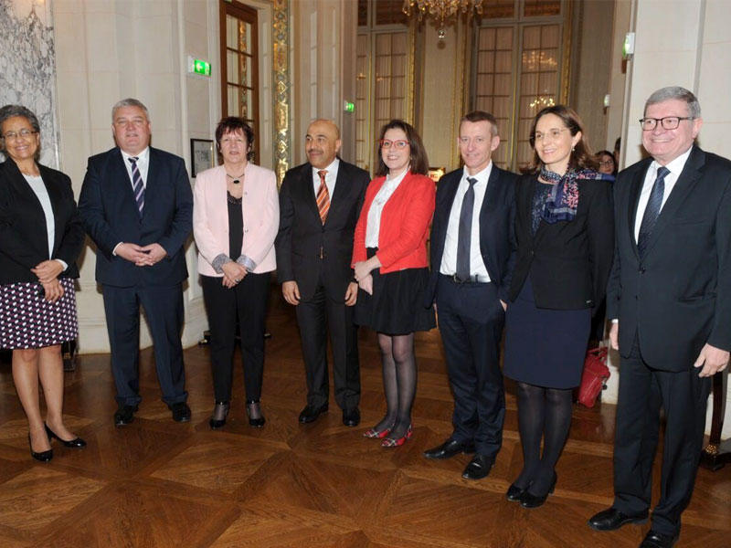 سفير دولة الكويت لدى فرنسا سامي السليمان يتوسط اعضاء لجنة الصداقة البرلمانية