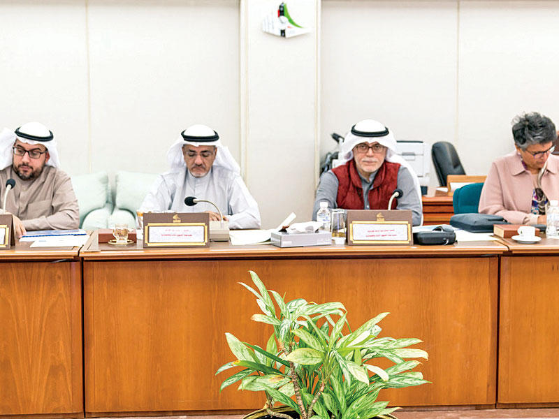 أعضاء اللجنة المالية في أحد اجتماعاتها