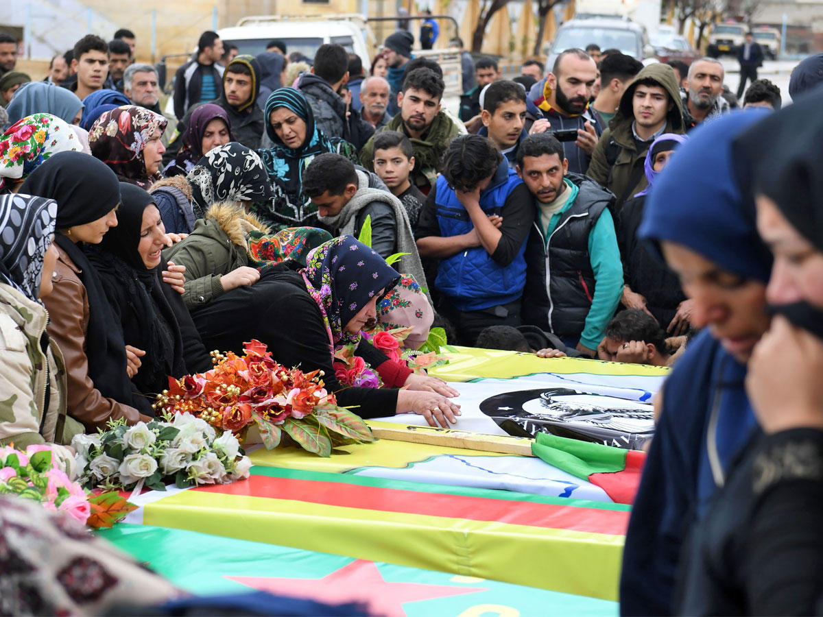 كرديات يبكين ذويهن القتلى في عفرين أمس (أ ف ب)