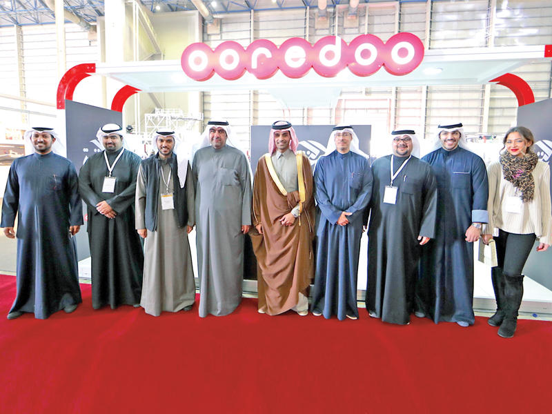 آل ثاني متوسطاً فريق العمل