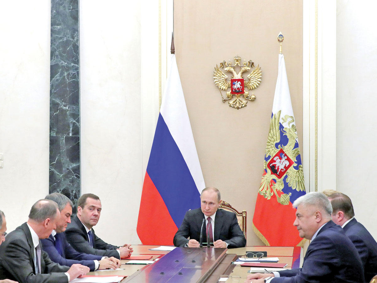 الرئيس الروسي فلاديمير بوتين يرأس اجتماعاً لمجلس الأمن القومي في الكرملين أمس (سبوتنيك)