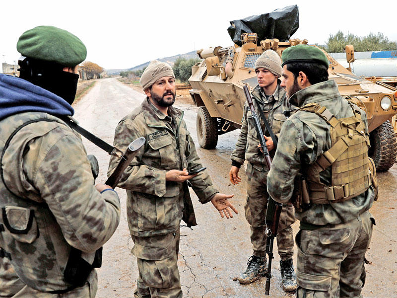 قوة سورية تؤمن طريق قافلة عسكرية قادمة من تركيا إلى أعزاز (رويترز)