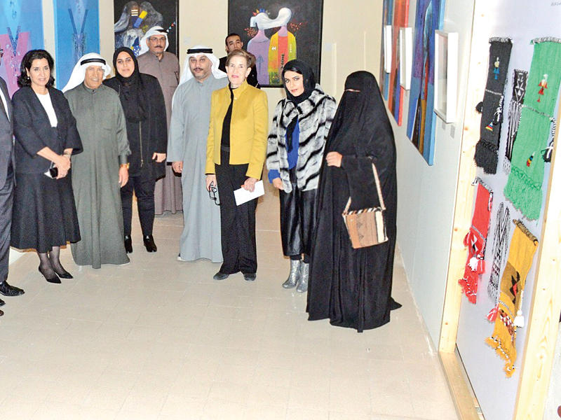 سامي محمد والشيخة ألطاف العلي مع مجموعة من زوار المعرض