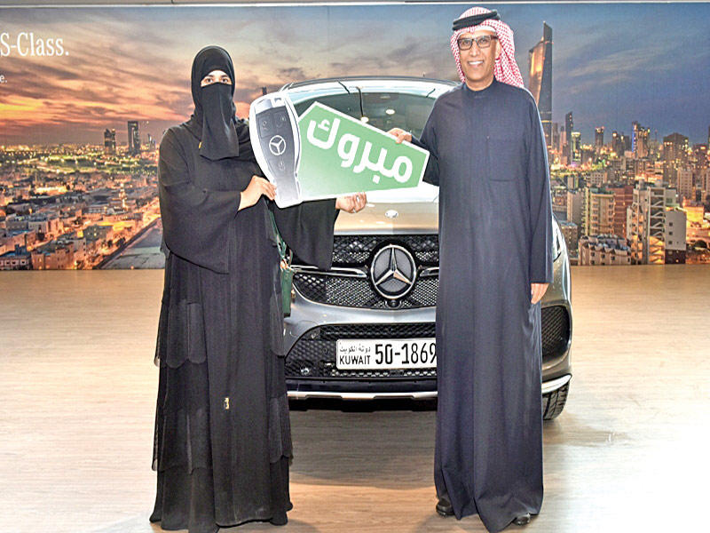 الفائزة تتسلم جائزتها