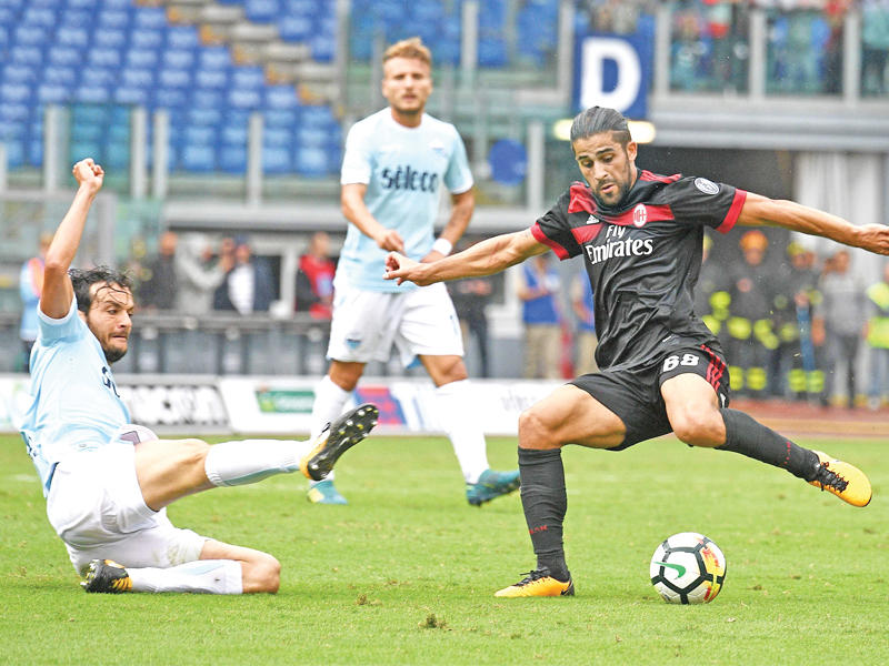 جانب من مباراة الذهاب بين ميلان ولاتسيو