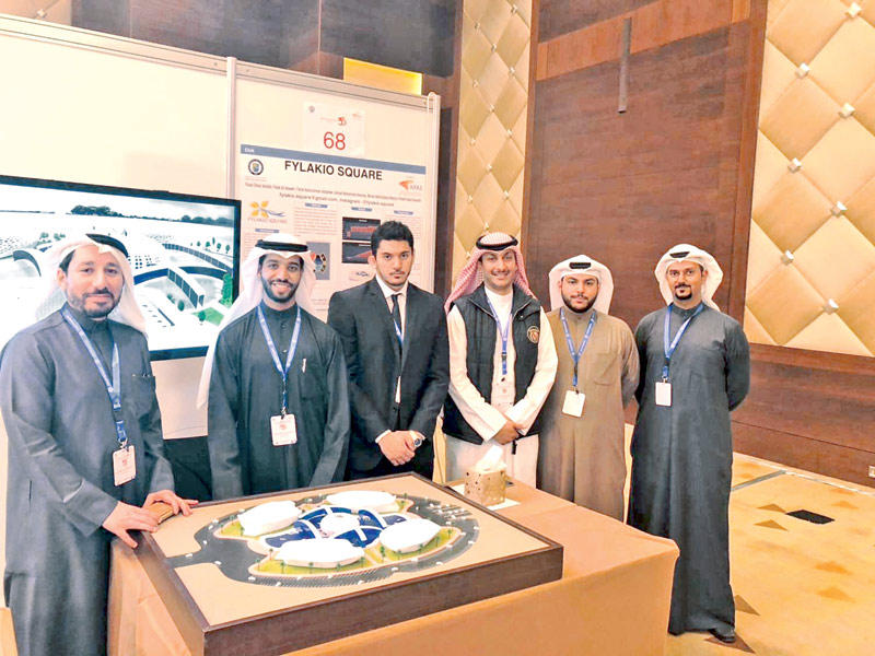 الطلبة مقدمو المشروع أثناء عرضه