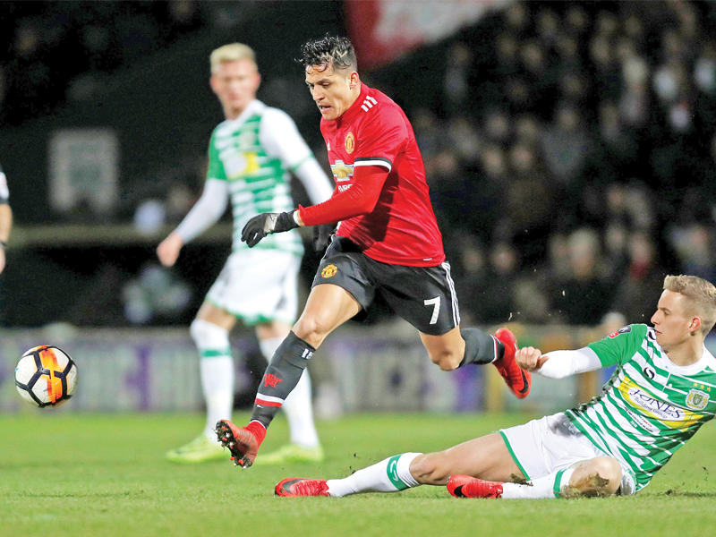 سانشيز نجم مان يونايتد الجديد خلال مواجهة يوفيل تاون