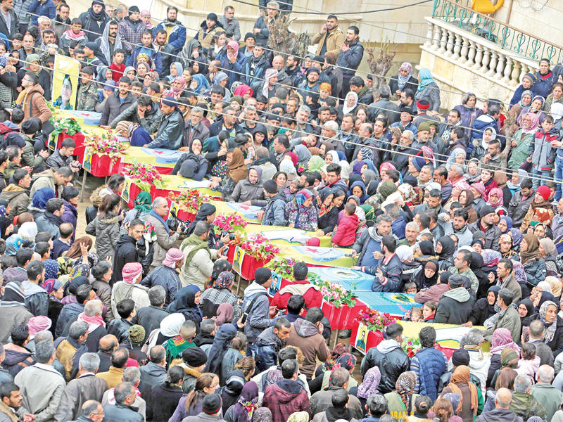 أكراد يشاركون في تشييع قتلى سقطوا خلال صد الهجوم التركي على عفرين  (ا ف ب)