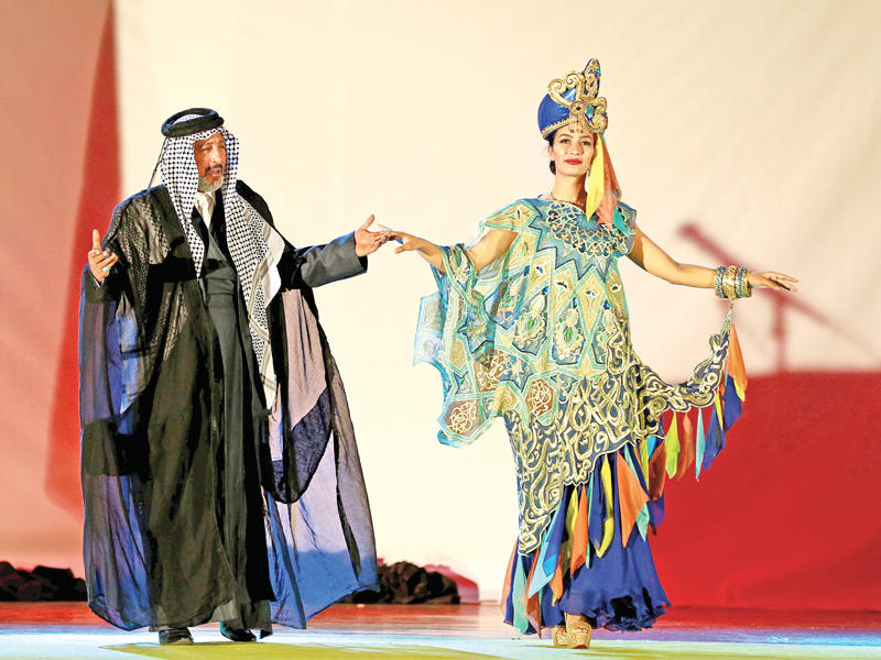 مؤديان خلال عرض في إطلاق فعالية «بغداد عاصمة للإعلام العربي» مساء أمس الأول في بغداد (رويترز)