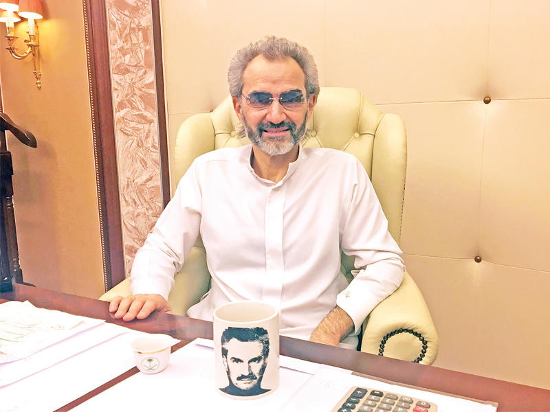 الوليد بن طلال خلال إجرائه حواراً مع «رويترز» من مكان احتجازه في فندق «الريتز كارلتون» في الرياضt (رويترز)