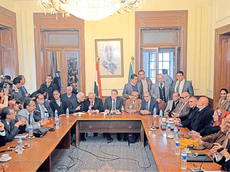 البدوي مترئساً اجتماع الوفد في مقر الحزب بالقاهرة أمس (أ ف ب) 