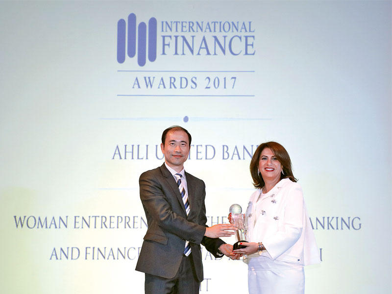 جهاد الحميضي تتسلم الجائزة 