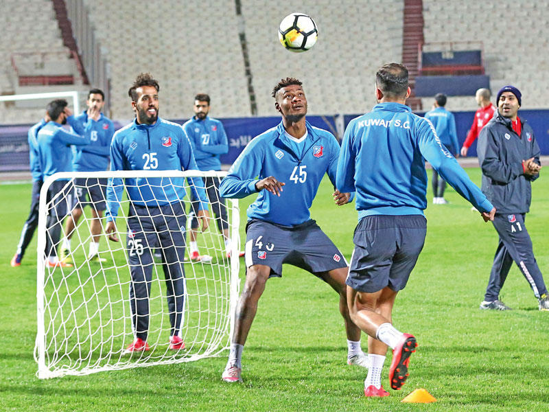 لاعبو الكويت خلال التدريب