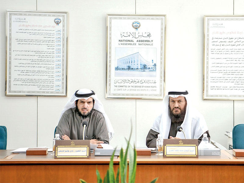 الدمخي وهايف في اجتماع اللجنة أمس