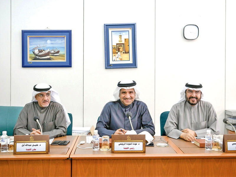 العازمي والأثري في اجتماع اللجنة أمس