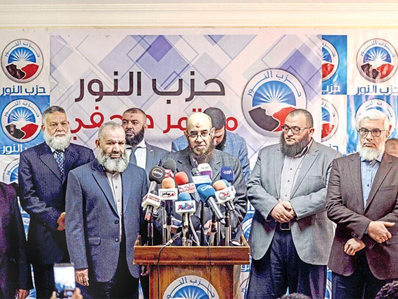 رئيس «النور» يونس مخيون يعلن تأييد إعادة انتخاب السيسي خلال مؤتمر عقده بمقر الحزب السلفي في القاهرة أمس (أ ف ب)