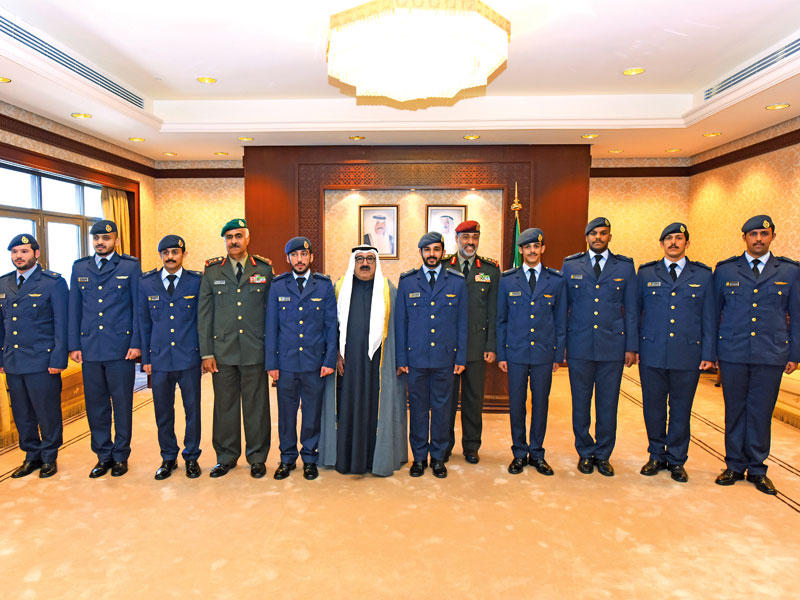 ناصر الصباح والخضر والنواف مع الضباط المرقين