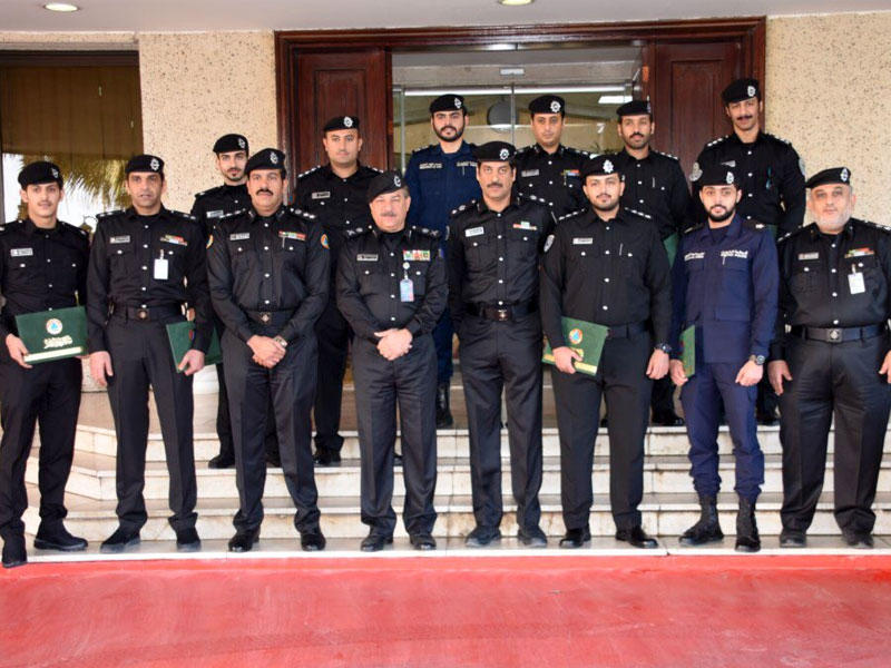 اللواء الصايغ يكرم مجتازي دورة المنظومة الأمنية في كيفية التعامل مع المواد الخطرة