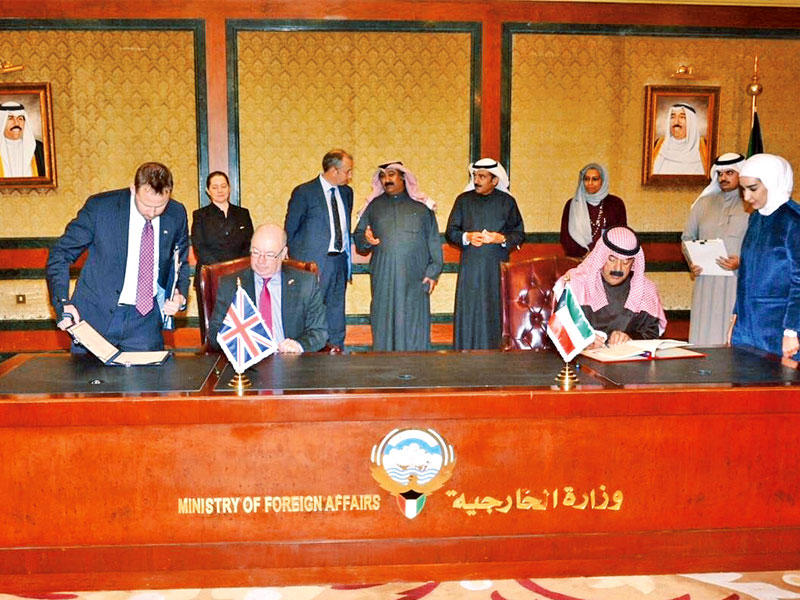 الجارالله خلال لقائه الوزير البريطانيn