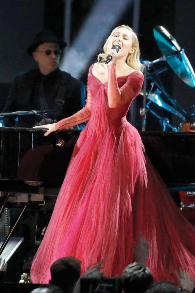 مايلي سايروس تغني على أنغام إلتون جون في الحفل