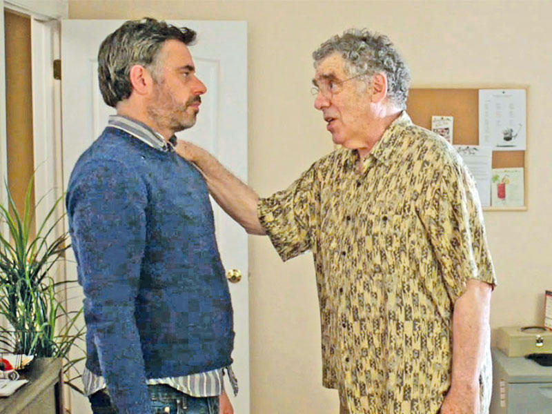 إليوت غولد وجيماين كليمان في مشهد من الفيلم