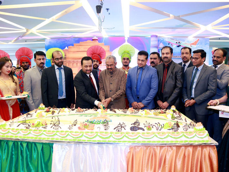 قطع كعكة الاحتفال