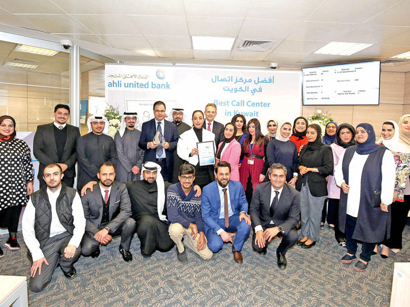 فريق مركز خدمة العملاء بـ «المتحد» يحتفلون بالجائزة 