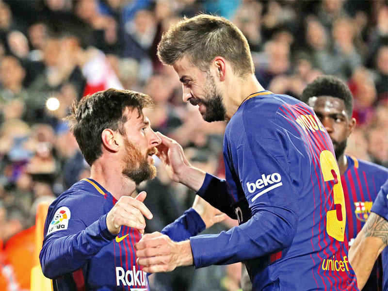 فرحة لاعبي برشلونة بهدف ميسي