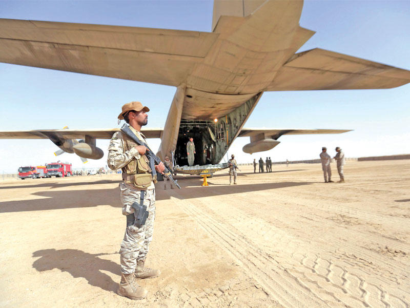 عسكريون سعوديون بمحيط طائرة تنقل مساعدات إنسانية مقدمة من التحالف في مأرب أمس الأول (أ ف ب)