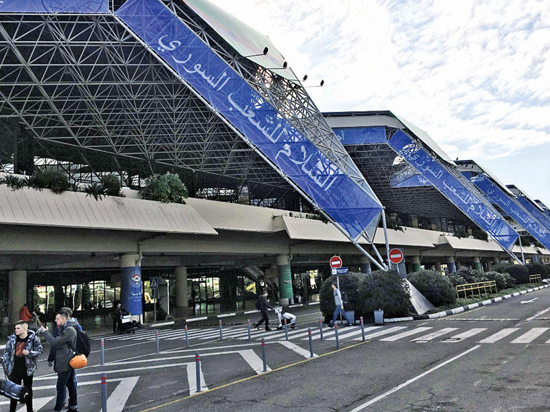 لافتات ضخمة تدعو للسلام بين  السوريين علقت على مطار سوتشي 