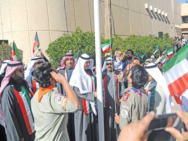 الأثري أثناء رفع العلم في «التربية» أمس (تصوير عبدالله خلف)