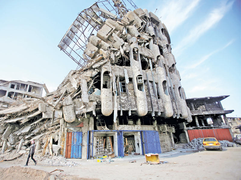 مبنى مدمر في الموصل كما بدا أمس (رويترز) 