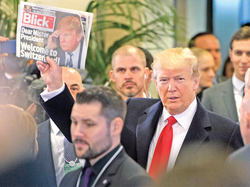 ترامب يحمل نسخة من صحيفة بليك في دافوس (أي بي ايه)
