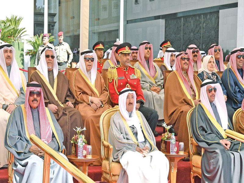 الأمير وولي العهد خلال احتفال رفع العلم بحضور كبار المسؤولين أمس
