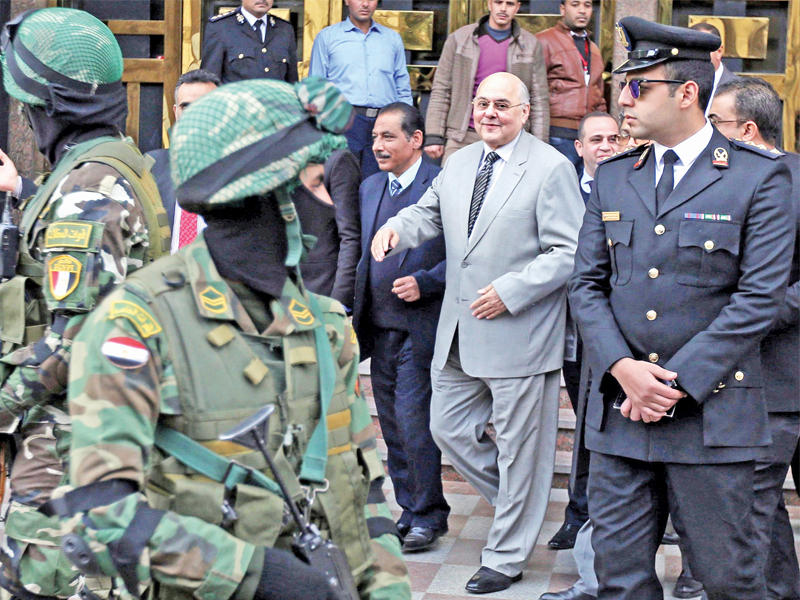 موسى لدى مغادرته مقر «الهيئة الوطنية» عقب تقديم أوراق ترشحه لخوض الانتخابات الرئاسية في القاهرة أمس (رويترز)