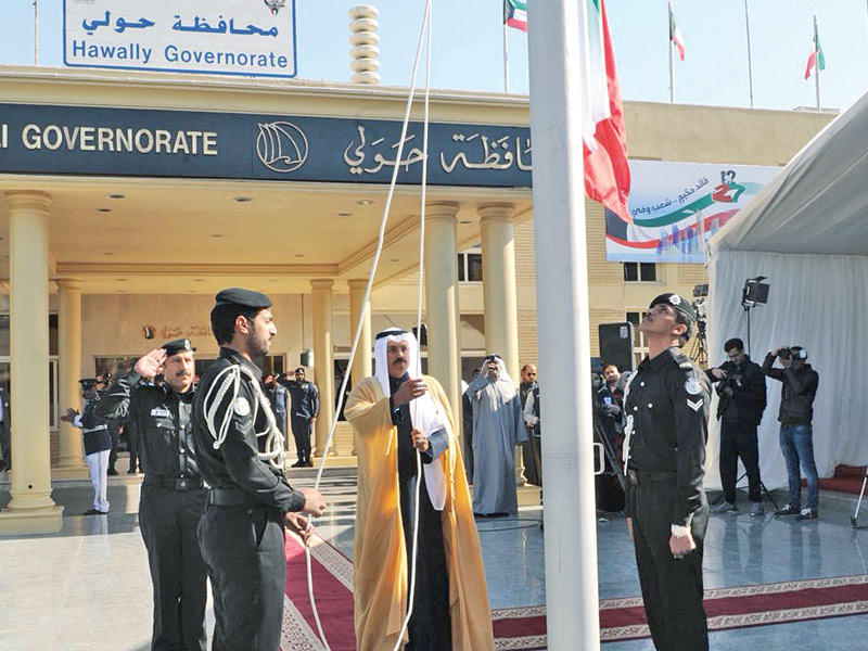 محافظ حولي خلال مراسم رفع العلم