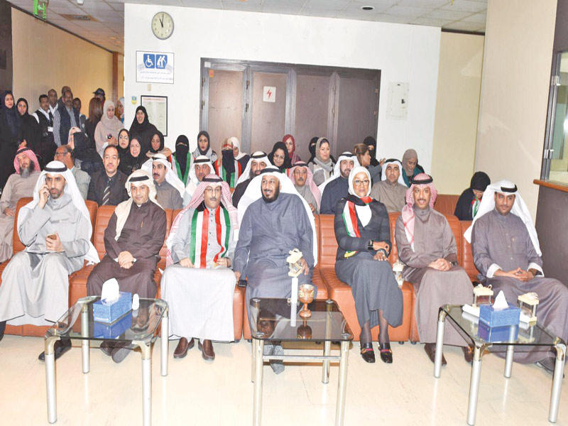 الخراز متوسطاً موظفي الوزارة خلال الاحتفال