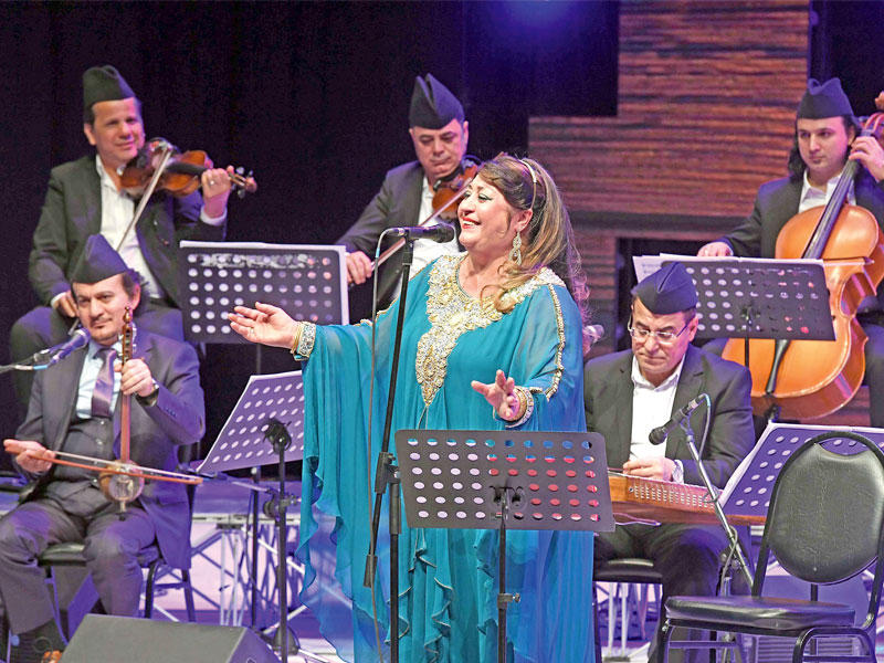 سيدة المقام العراقي فريدة خلال أداء إحدى الأغاني