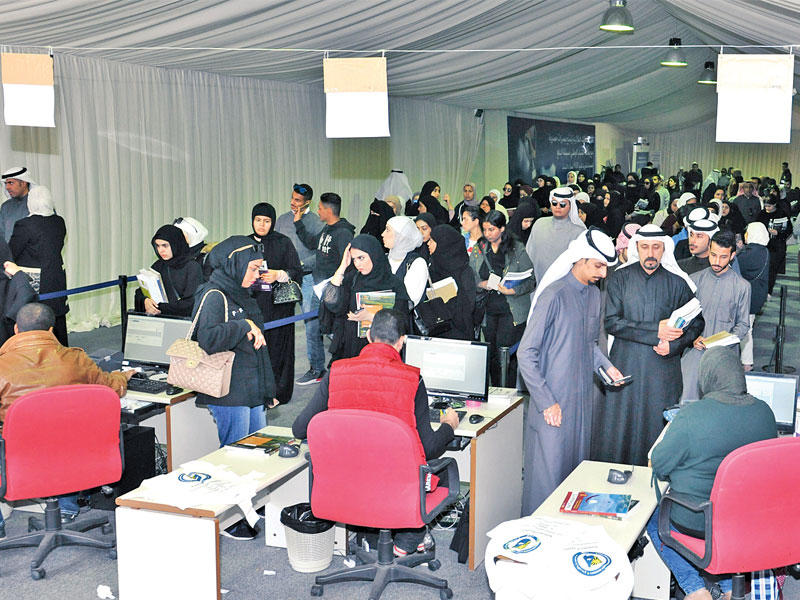 جانب من الازدحام أمام نقاط البيع